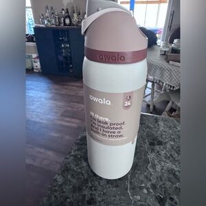 32 oz Stainless Steel Owala Free Sip! New, unused! Color: Calm Waters. Very chic